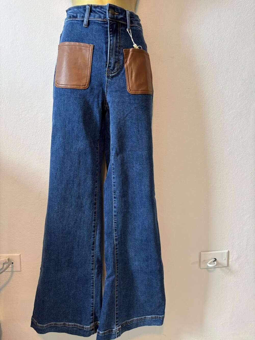 Women's High-Waist Wide-Leg Jeans with Brown Patch Pockets